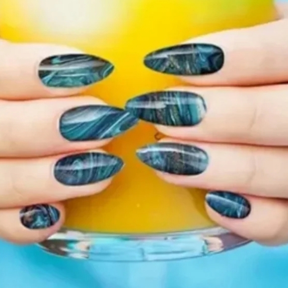 🔥Bundle 4  For $16 🔥Self Adhesive Nails Wrap - Picture 1 of 5